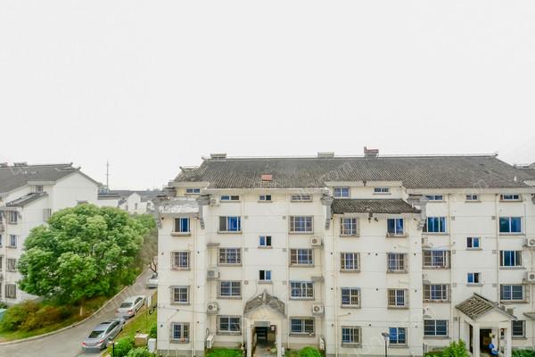 淀湖山庄,光线非常好,无装修,南北通