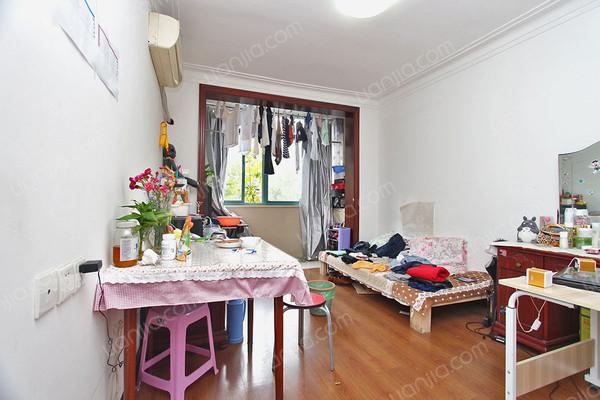 曹杨三村,交通便利,上下楼方便,上门实拍