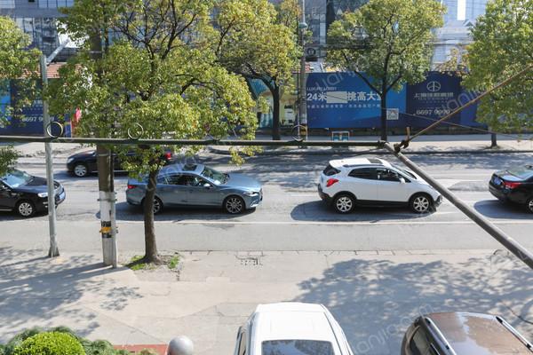 厨卫全明,卧室带阳台,地铁直达,上下楼方便 _场中路1985弄二手房推荐