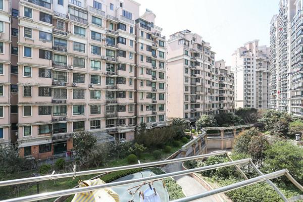 客厅朝南,交通方便,光线充足 _莱茵半岛二手房推荐-链家网上海站