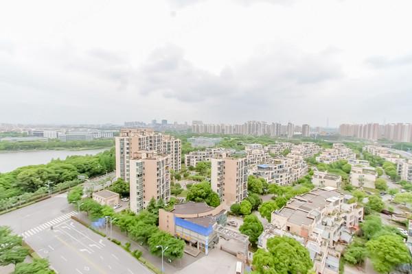 卧室带卫,客厅带阳台,光线非常好,精装修 _夏阳湖国际花园二手房推荐