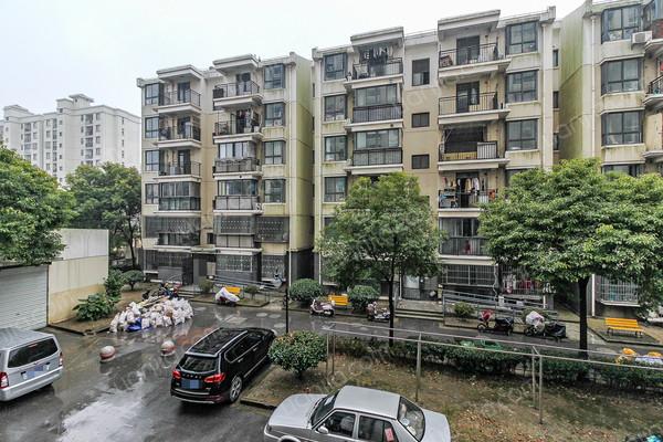 稀缺南北通,客厅朝南,低区出入方便,毛坯房 _新高苑(一至三期)二手房